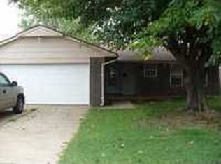 1049 NW 20th St, Moore, OK 73160