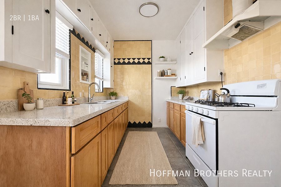 2nd image of 1216 1/2 S Harvard Blvd