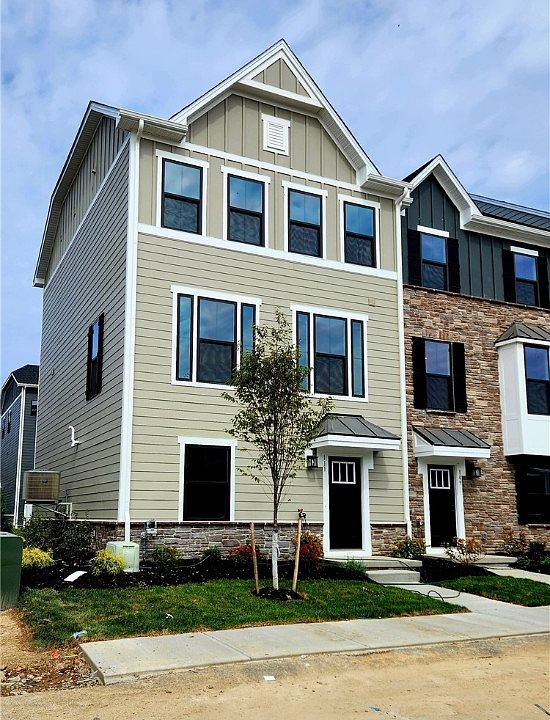 1st image of 111 Hollow Oak Dr