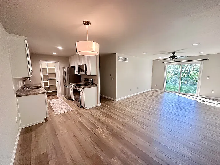 2 bed, 1.5 bath, 900 sqft, $1,485 — Photo 3