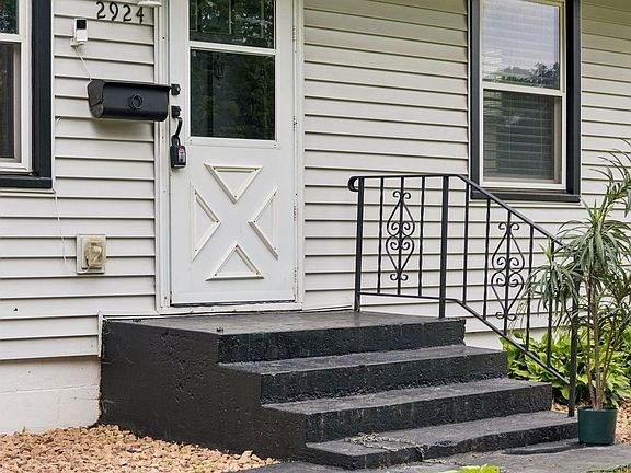 4th image of 2924 Blackstone Ave
