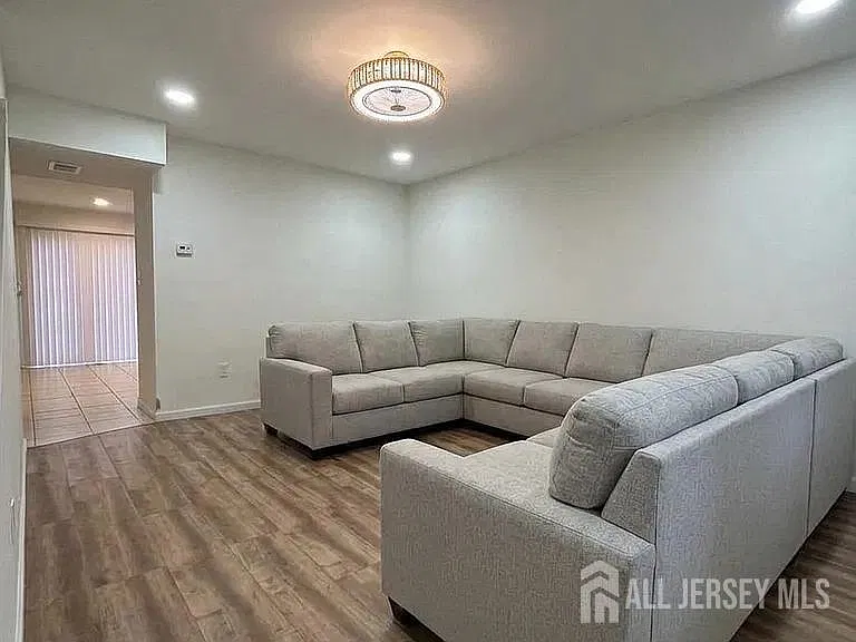 2 bed, 1.5 bath, 1056 sqft, $2,600 — Photo 2