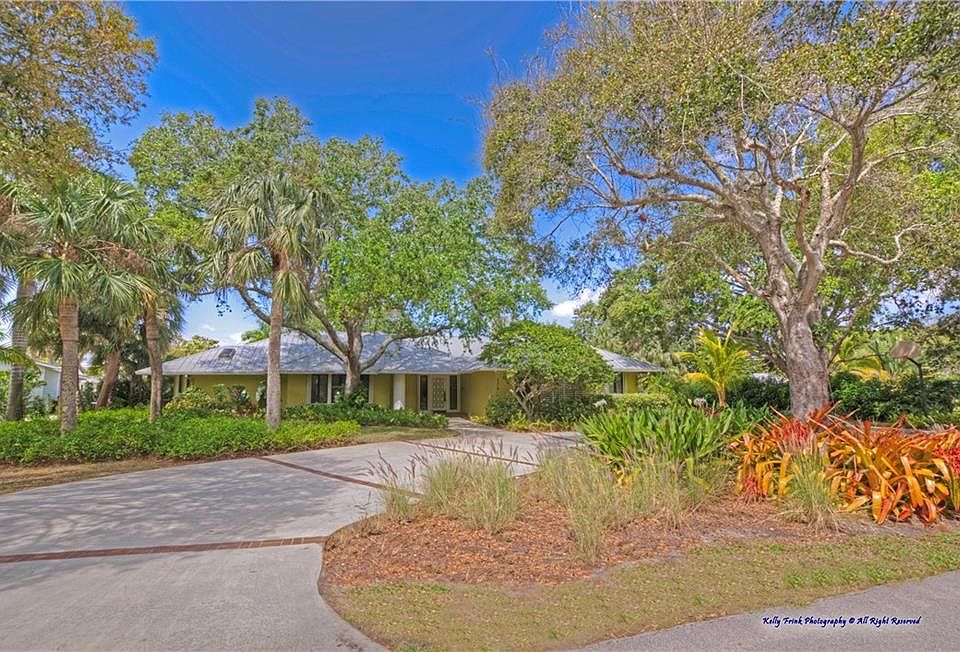 1st image of 124 SE Wells Dr