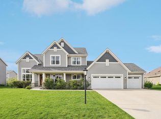 W223N4675 Seven Oaks Dr, Pewaukee, WI 53072