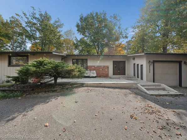 25235 Dallas Dr, Grosse Ile, MI 48138