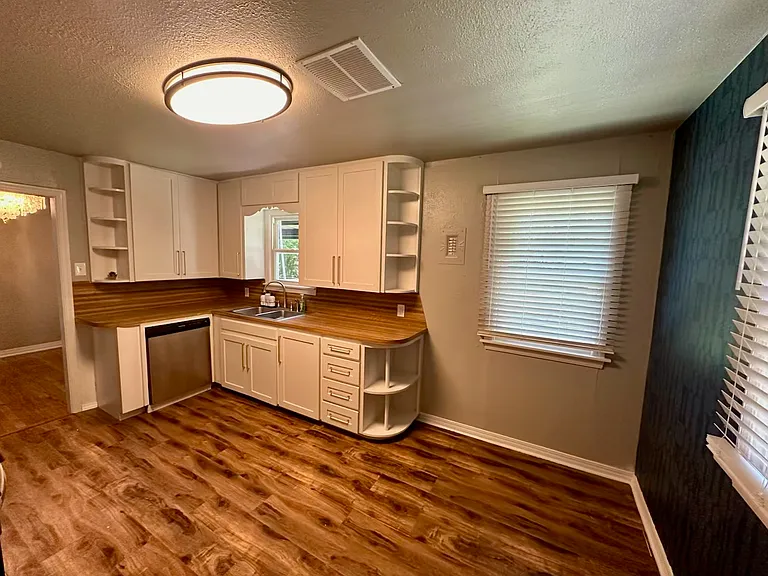 1040 W Boyd St — Photo 10
