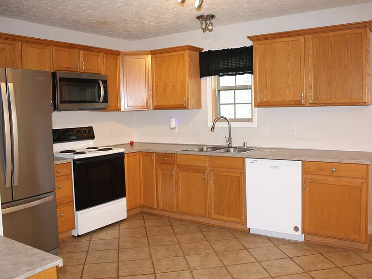 913 Fieldstone Way — Photo 4