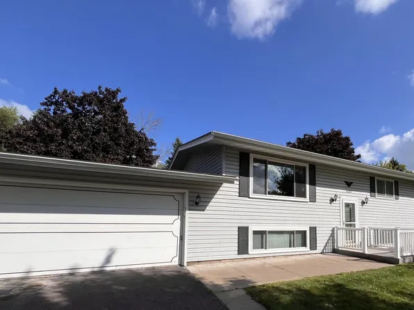 6884 8th Street Ln N, Oakdale, MN 55128
