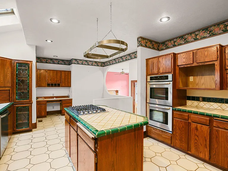 520 Glenview Dr — Photo 4