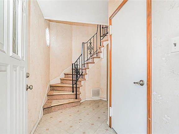 5th image of 953 Forest Hill Rd