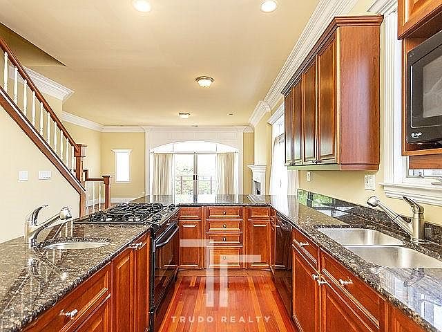 1st image of 924 W Cornelia Ave #4N