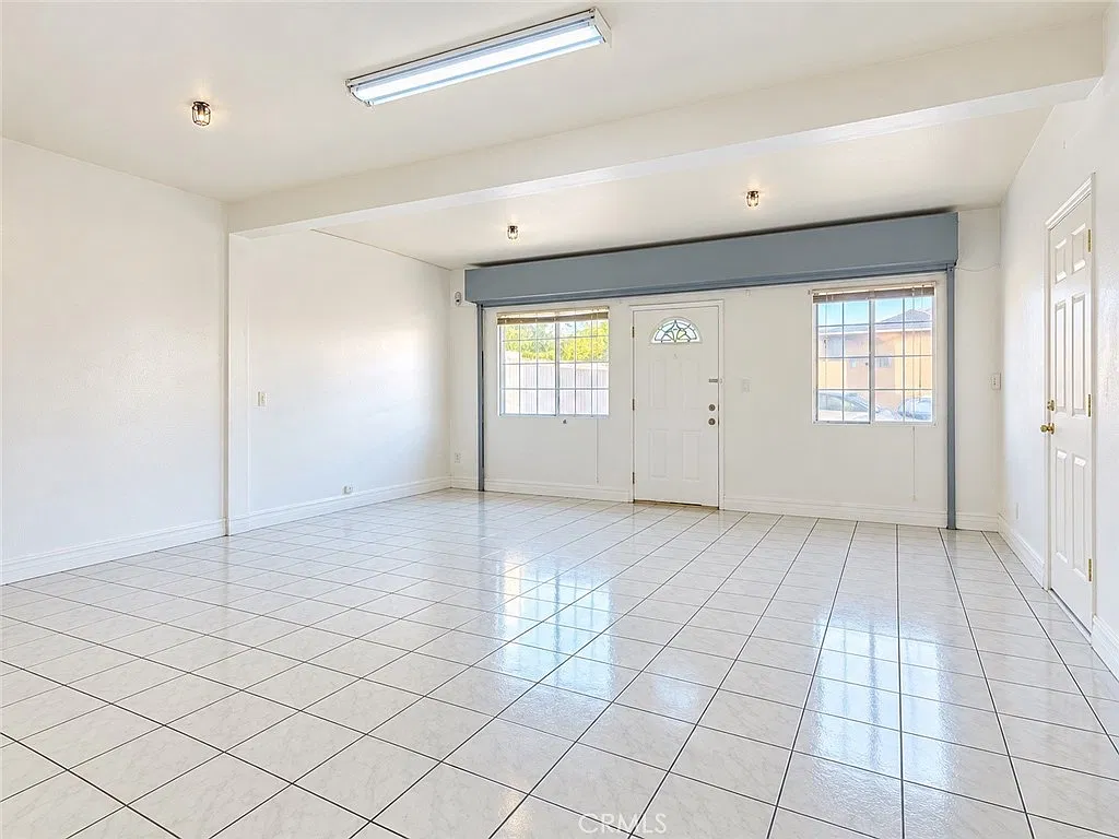 3 bed, 2.5 bath, 2200 sqft, $3,100 — Photo 4