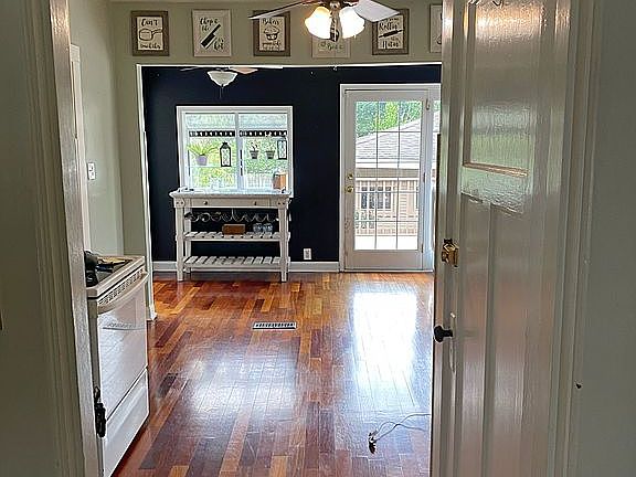 5th image of 1624 Emmons Ave