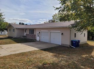 220 Lincoln Dr NE, Oelwein, IA 50662