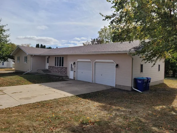 220 Lincoln Dr NE, Oelwein, IA 50662