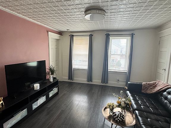4th image of 87 Bruno St #2