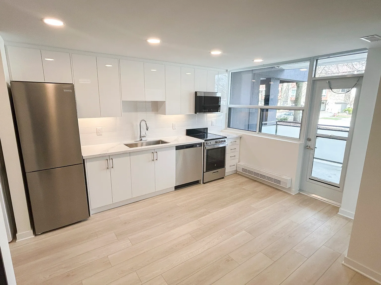 920 Inverhouse — Photo 1