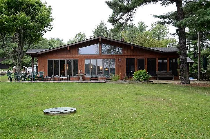 9228 N Shore Dr NE photo 1