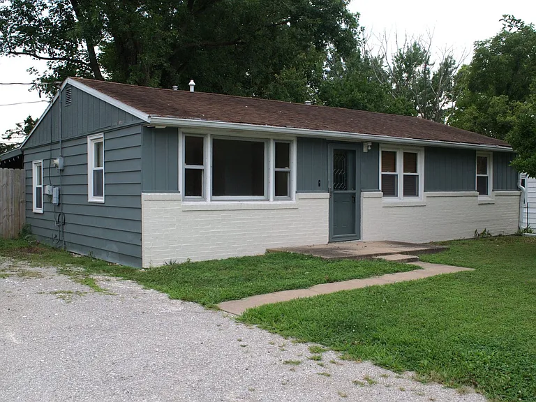 416 Victoria Dr — Photo 2