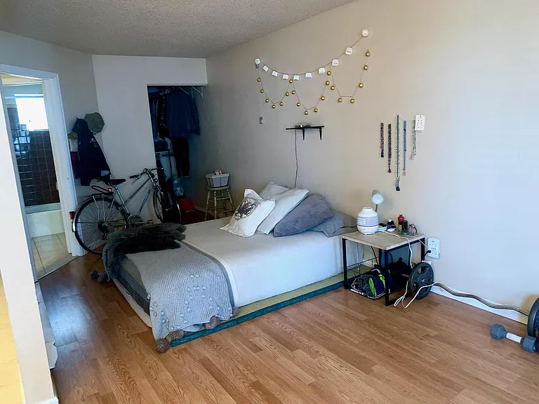 Bedroom/Living/Area