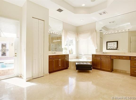 4th image of 541 Enclave Cir E