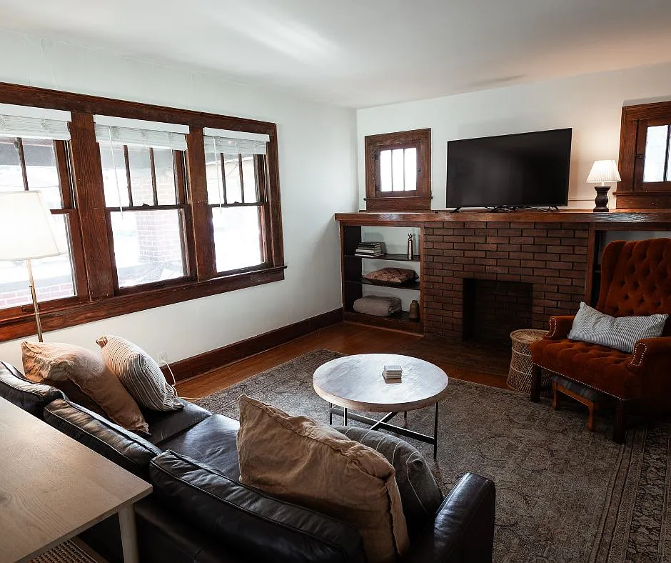 3 bed, 1.5 bath, 1932 sqft, $2,200 — Photo 4