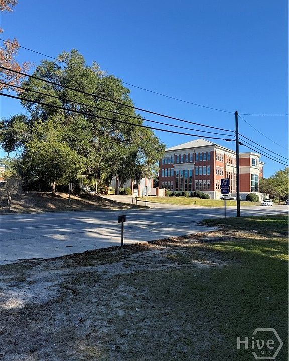 2nd image of 900 Laurel N