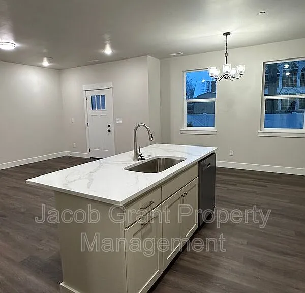 826 E Sunnyside Rd #4 — Photo 6