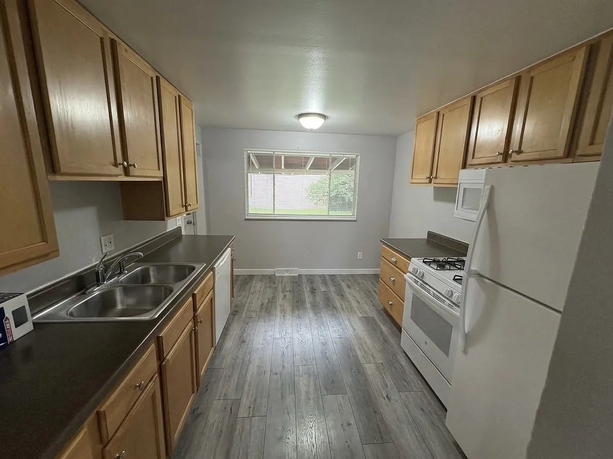 3 bed, 1976 sqft, $2,700 — Photo 2