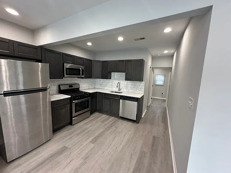 1608 E St NE #1 — Photo 2