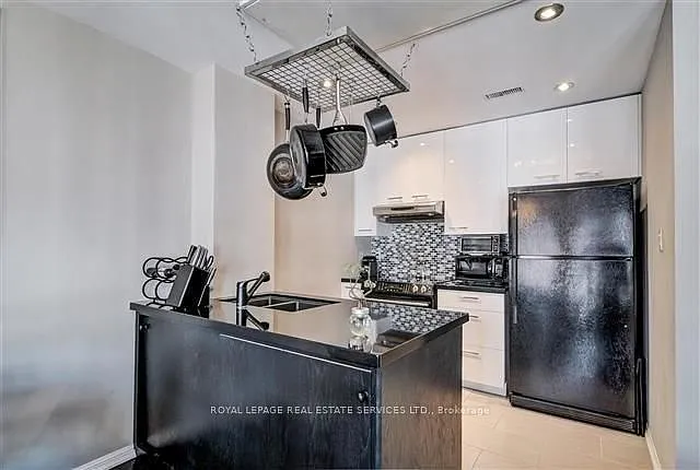 11 Niagara St #7 — Photo 5