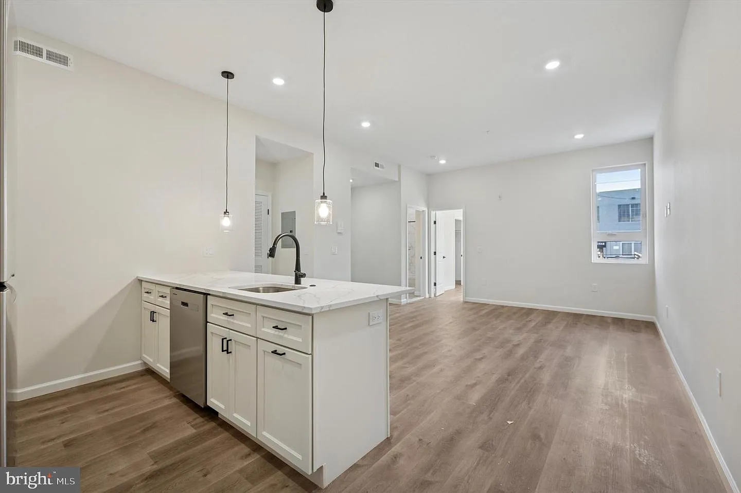 2 bed, $1,900 — Photo 2