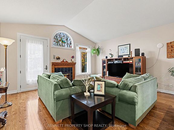 5th image of 2 Thunderbird Cres