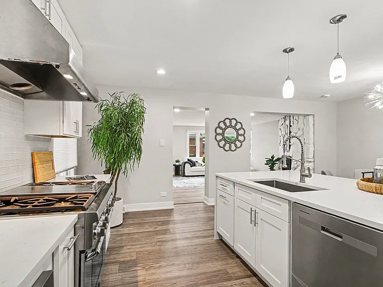538 N Broadway Ave — Photo 9