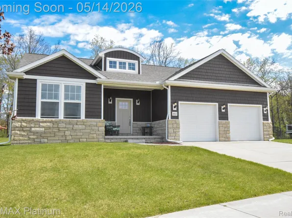 3003 Bogues View Dr, Howell, MI 48843
