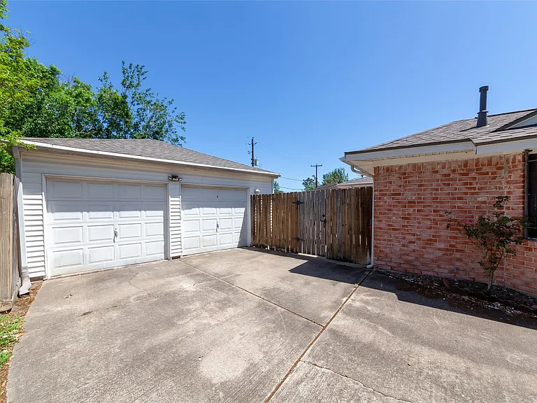 8826 Roos Rd — Photo 37