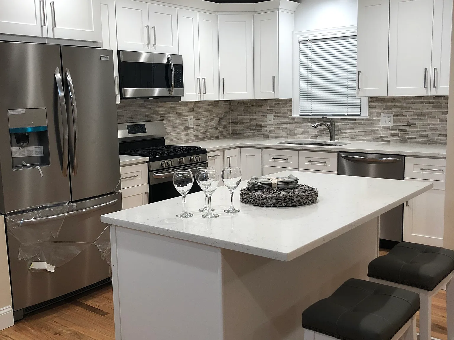 3 bed, 2.5 bath, $6,250 — Photo 2