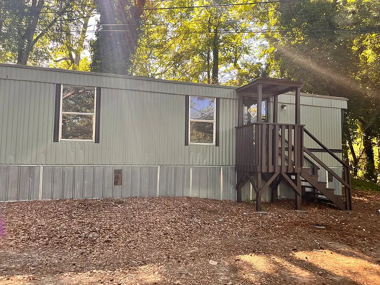 611 Broadway Ave — Photo 1