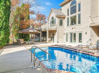 W225N3781 Long Valley Ct, Pewaukee, WI 53072