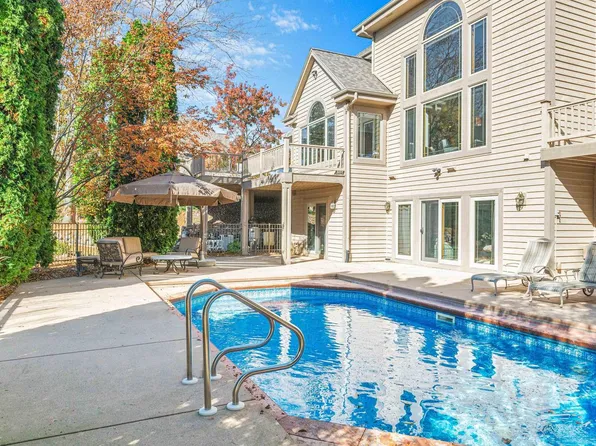 W225N3781 Long Valley COURT, Pewaukee, WI 53072