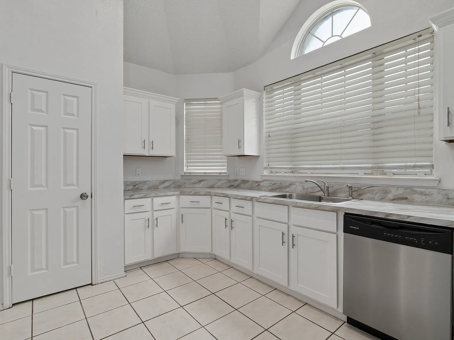 4 bed, 1804 sqft, $3,200 — Photo 3