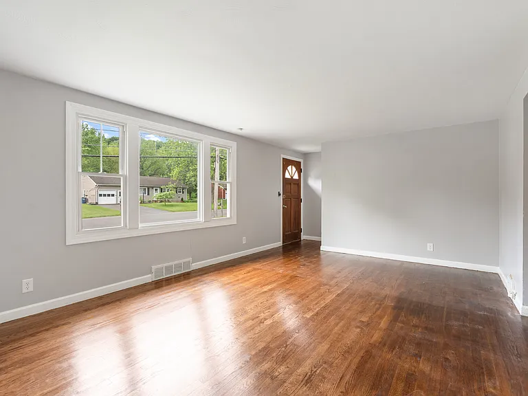 102 Oakridge Dr — Photo 12
