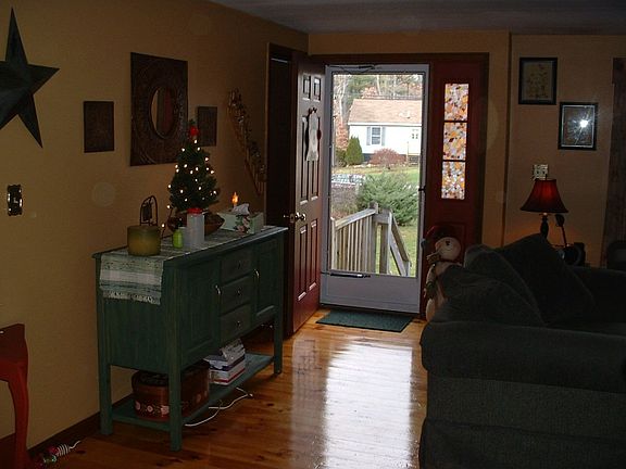 living room w/ wood floor