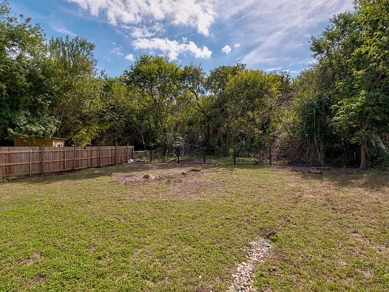 1911 Miles Ave — Photo 19