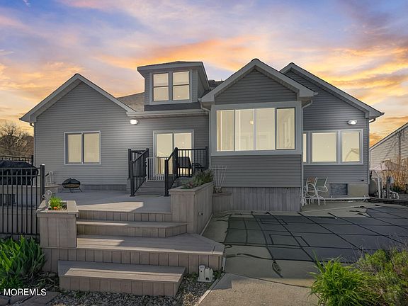 3rd image of 412 Camden Court