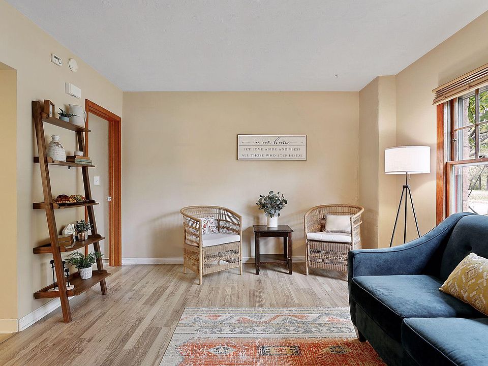1st image of 1127 Chatsworth St N #6