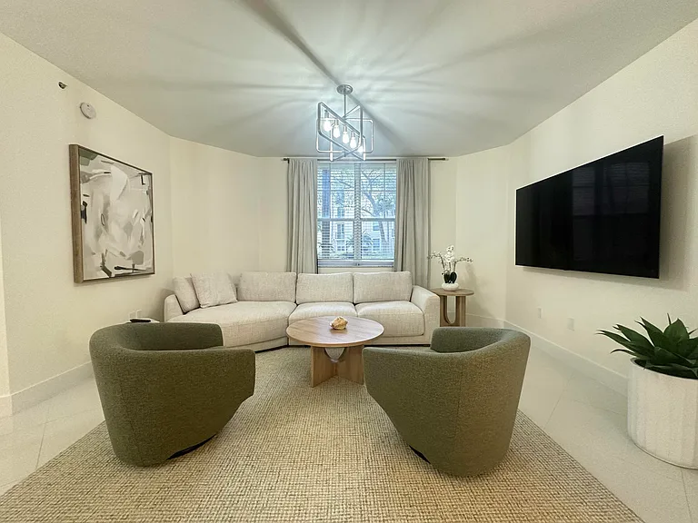 630 Sapodilla Ave #110 — Photo 4