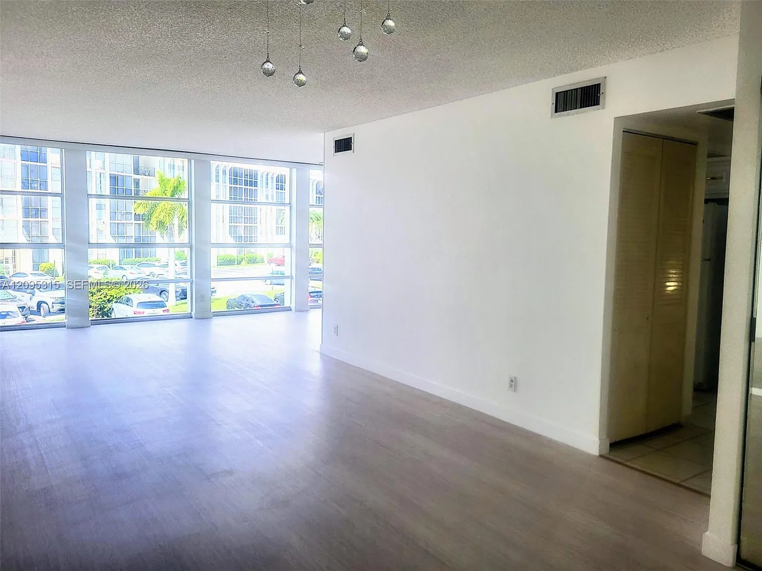 Desoto Park Condo — Photo 2