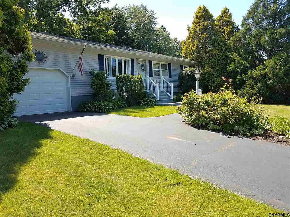 1st image of 70 Oakwood Dr