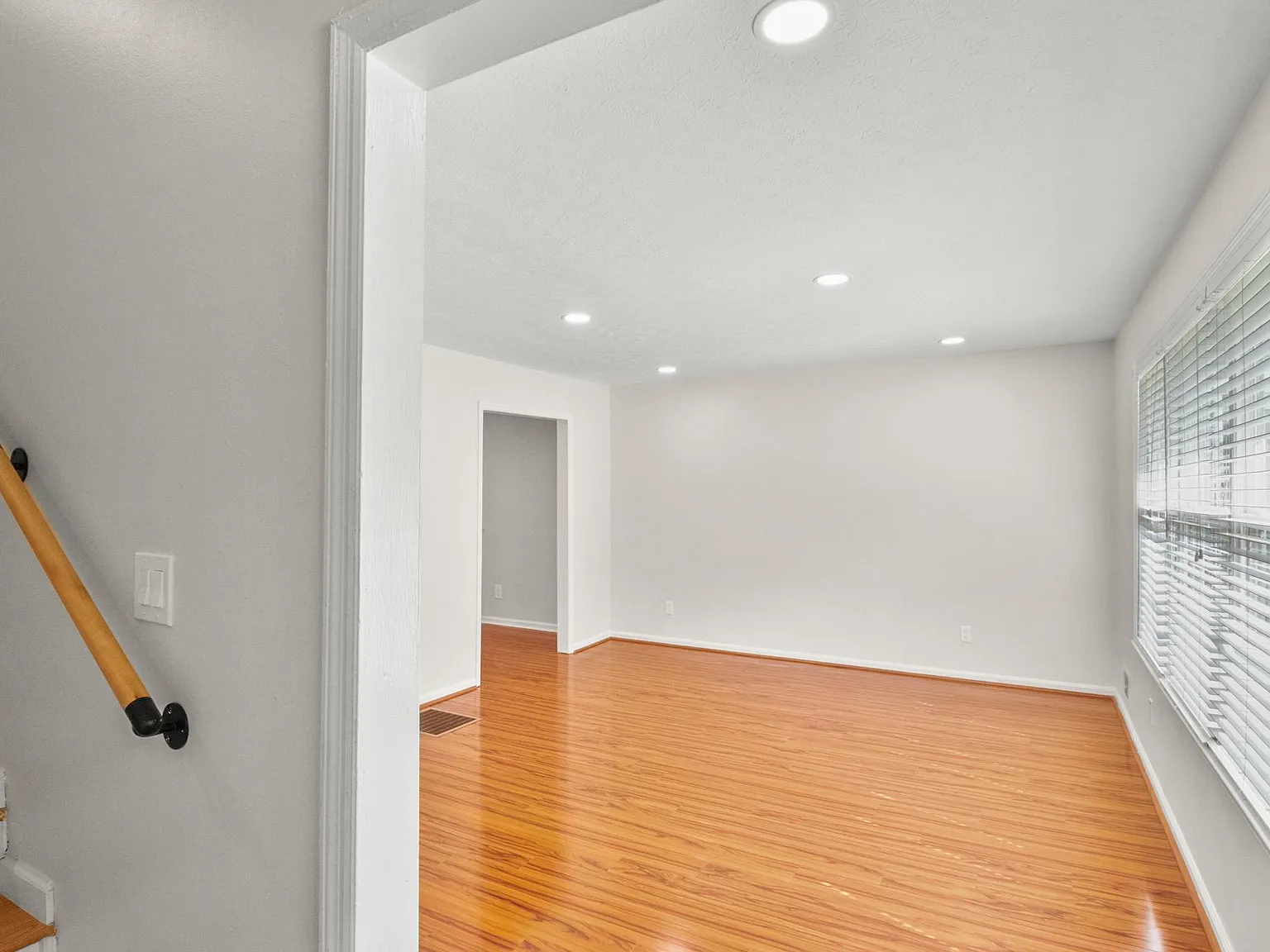 4 bed, 1.5 bath, 1400 sqft, $1,975 — Photo 4